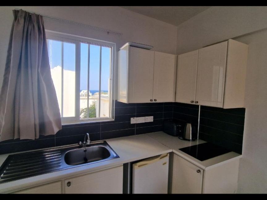 Sunny Holiday By Konnos Paralimni Bilik gambar