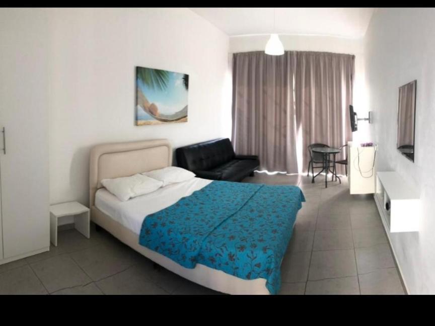 Sunny Holiday By Konnos Paralimni Bilik gambar