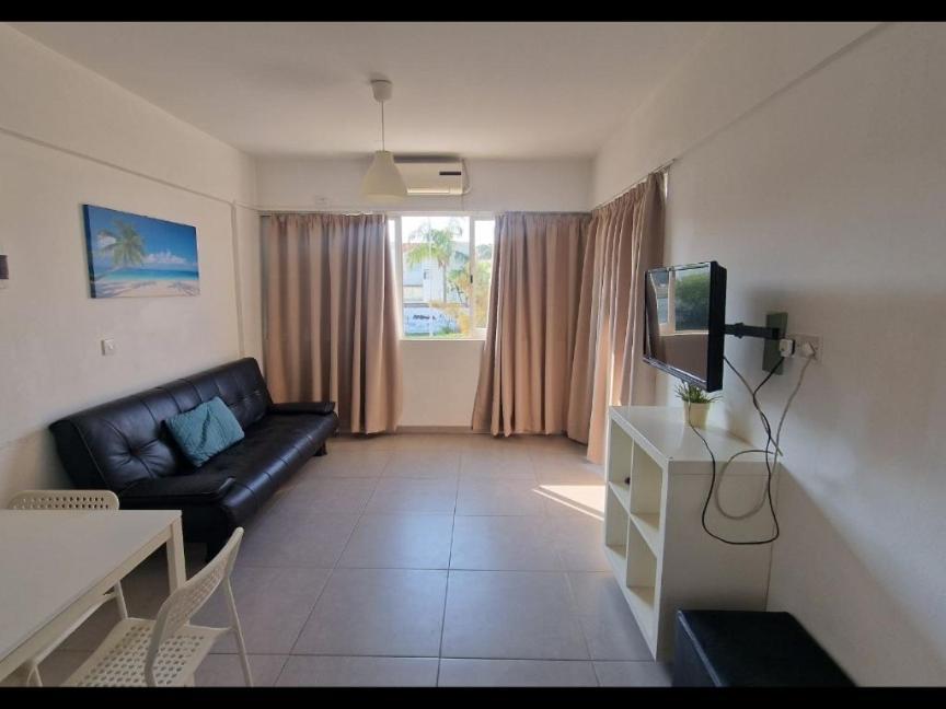 Sunny Holiday By Konnos Paralimni Bilik gambar